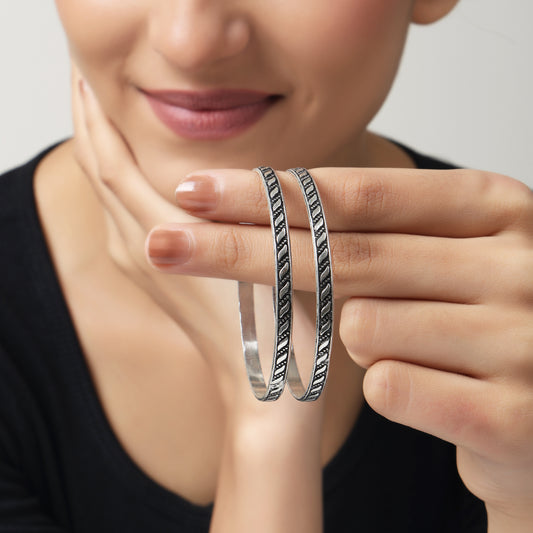 Minimalist and elegant bangle for her