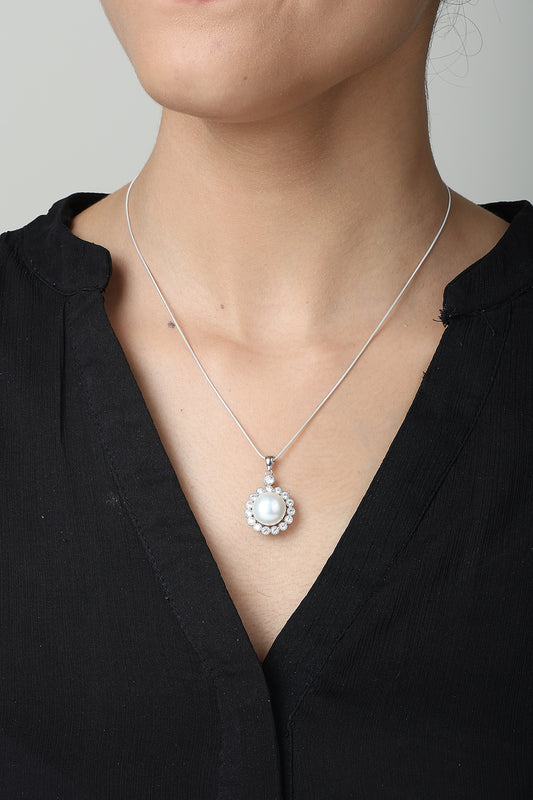 Minimalist pandent with chain for beautiful girl