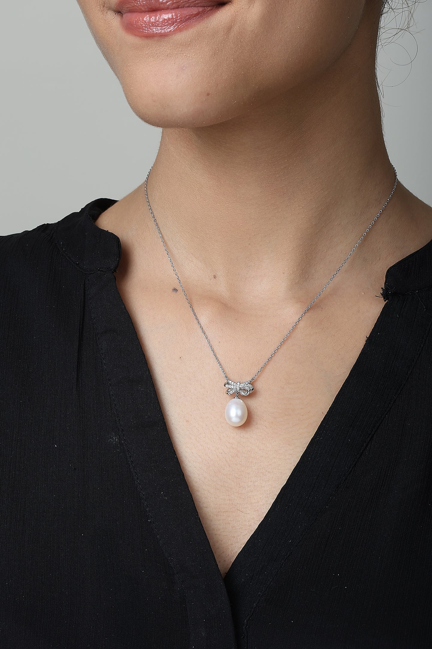 Minimalist pandent with chain for beautiful girl