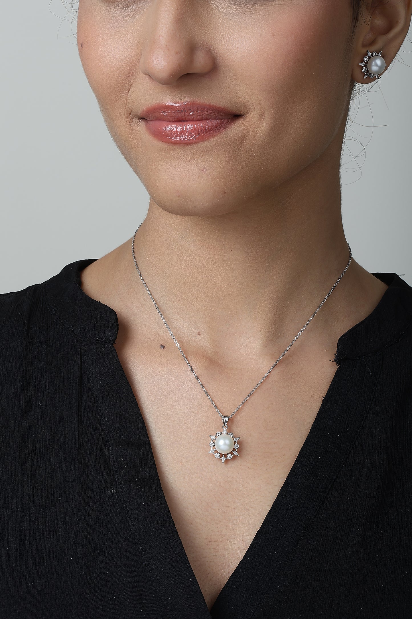 Minimalist pandent with chain for beautiful girl