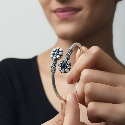 Minimalist and elegant bangle for her