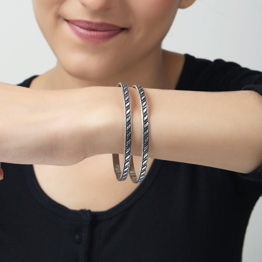 Minimalist and elegant bangle for her