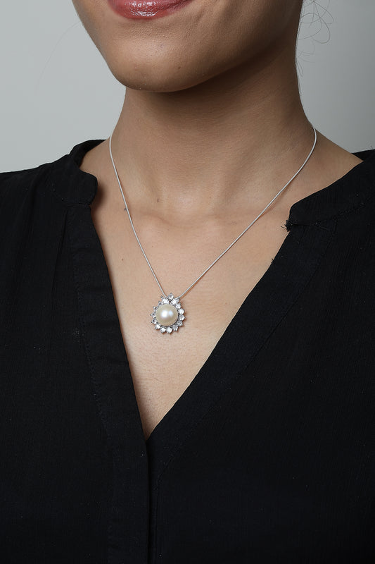 Minimalist pandent with chain for beautiful girl