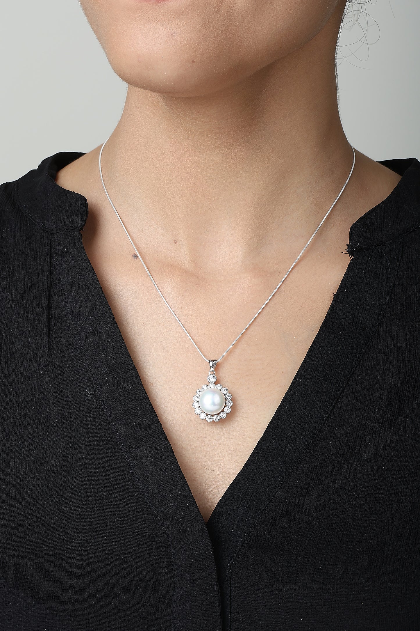 Minimalist pandent with chain for beautiful girl